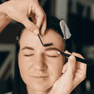 سالن آذین خدمات تخصصی اصلاح ابرو در مشهد سناباد